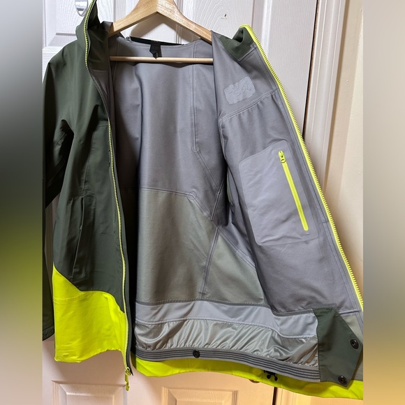 Arc'teryx Sentinel LT GoreTex Shell Jacket - Women's Large - Picture 8 of 11